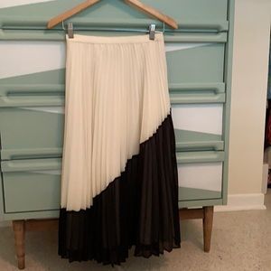 Black and white pleated skirt size 2